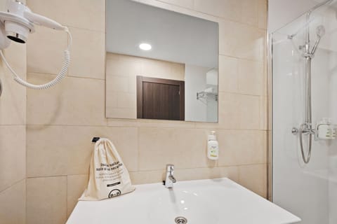 Combined shower/tub, hair dryer, towels