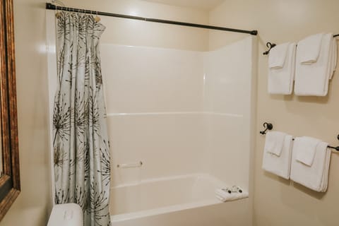 Romantic Studio Suite, 1 Queen Bed (Hummingbird) | Bathroom | Free toiletries, hair dryer, heated floors, towels