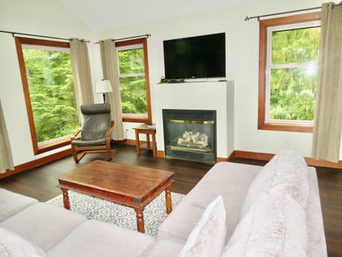 Premium Suite, 2 Bedrooms (Sandpiper) | Living room | Flat-screen TV, fireplace