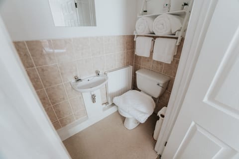 Twin Room | Bathroom | Free toiletries, hair dryer, towels