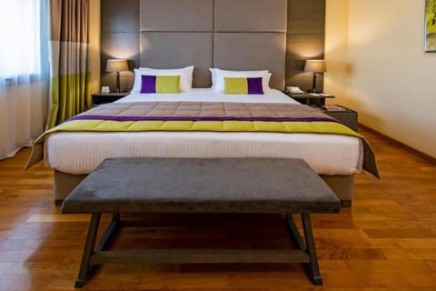 Suite, Balcony | Premium bedding, down comforters, pillowtop beds, minibar