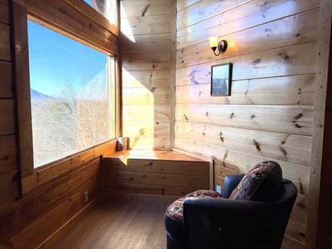 Reading nook/Sitting area to read, relax, enjoy the view.
