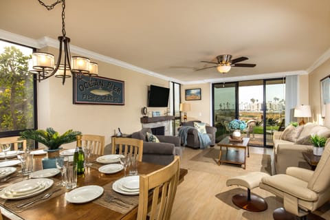 Dining/Living Room - The dining table seats 6.