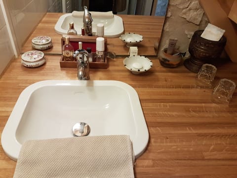 Shower, rainfall showerhead, free toiletries, hair dryer