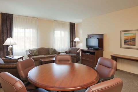 Suite, 1 Queen Bed | Desk, blackout drapes, iron/ironing board, free cribs/infant beds