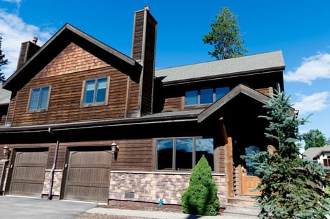 Lovely End Unit Townhouse.