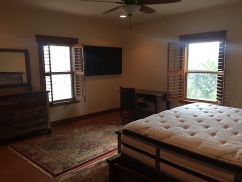 Big master bedroom, new king mattress , big screen tv, spacious back porch 