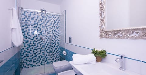 Superior Room | Bathroom amenities | Shower, rainfall showerhead, free toiletries, hair dryer