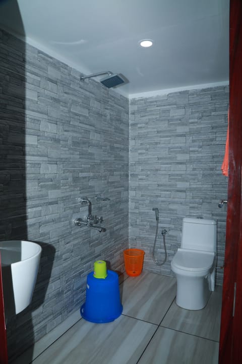 Deluxe Double Room, 1 Bedroom | Bathroom | Shower, free toiletries, towels, soap