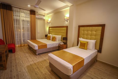 Deluxe Triple Room, Ensuite, City View | 1 bedroom, minibar, in-room safe, desk