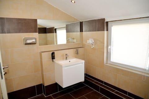 Shower, free toiletries, hair dryer, towels