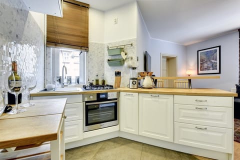 Apartment, 1 Bedroom | Private kitchen | Fridge, oven, stovetop, coffee/tea maker