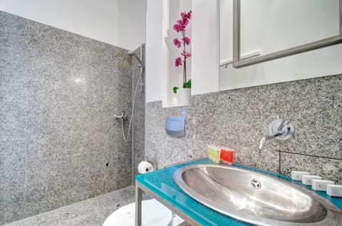 Comfort Apartment, 1 Bedroom, Beachside (4 people) | Bathroom shower