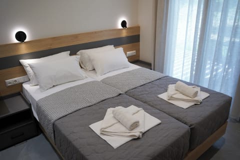 Deluxe Townhome | Egyptian cotton sheets, premium bedding, in-room safe