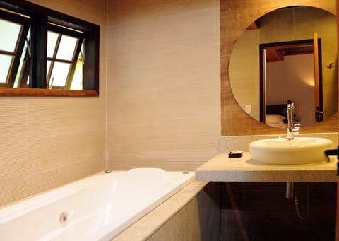 Chale Bromelia 07 | Bathroom | Shower, free toiletries, towels