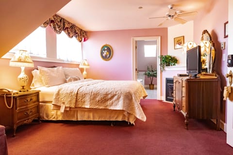 Classic Single Room, 1 King Bed, Non Smoking, Bathtub | 1 bedroom, individually decorated, individually furnished, desk