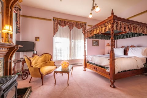 Standard Room, 1 Queen Bed (Manor Room) | 1 bedroom, individually decorated, individually furnished, desk