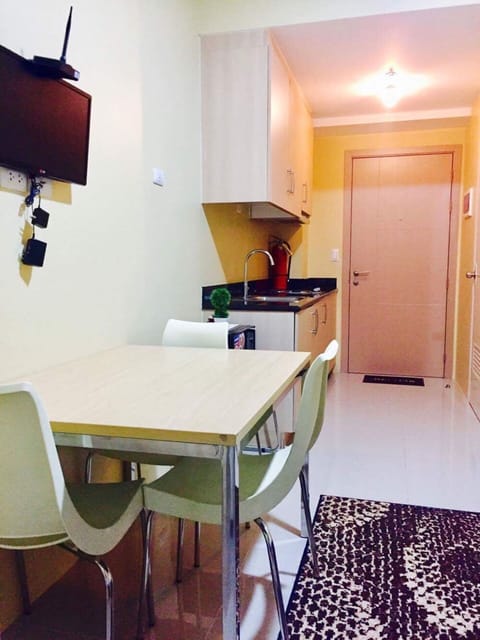 1 Bedroom Unit | Living area | 22-inch flat-screen TV with cable channels, TV