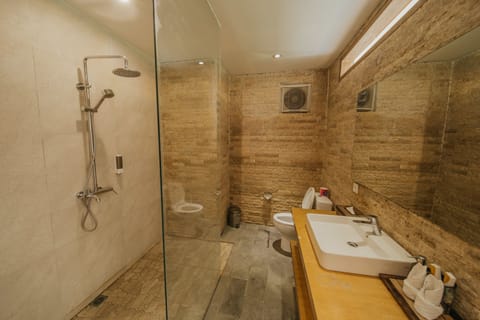 Superior Villa (2 Bedrooms) | Bathroom | Shower, free toiletries, hair dryer, towels