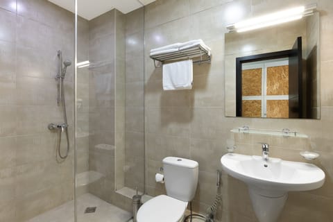 Economy Twin Room | Bathroom | Shower, free toiletries, hair dryer, bathrobes