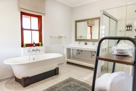 Bridal Suite | Bathroom | Free toiletries, hair dryer, bathrobes, slippers