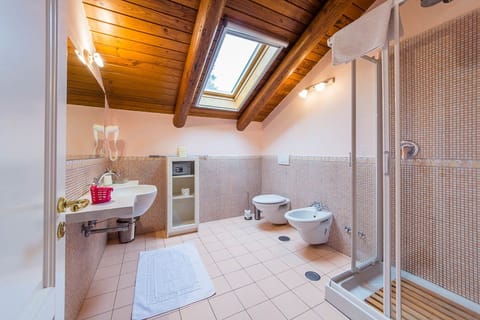 Quadruple Room | Bathroom | Shower, rainfall showerhead, free toiletries, hair dryer