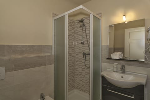 Comfort Suite, 2 Bedrooms, Private Bathroom | Bathroom | Free toiletries, hair dryer, bidet, towels
