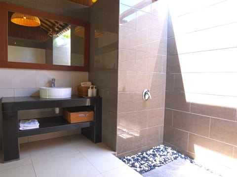 Glass Style Deluxe Room | Bathroom | Shower, free toiletries, towels