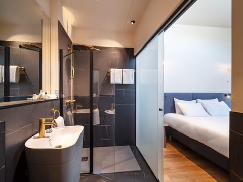 Signature Room | Bathroom | Shower, rainfall showerhead, free toiletries, hair dryer