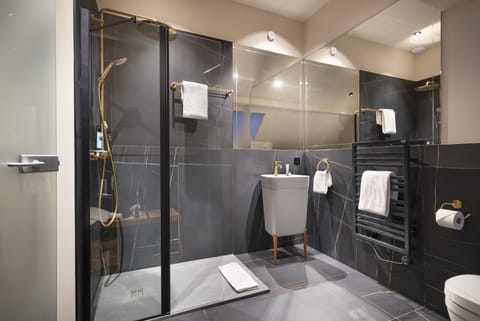 Romantic Room | Bathroom | Shower, rainfall showerhead, free toiletries, hair dryer