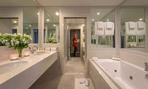 Presidential Suite | Bathroom | Combined shower/tub, designer toiletries, hair dryer, bathrobes