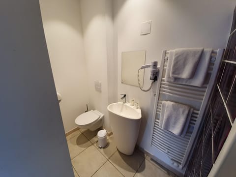 Standard Triple Room | Bathroom | Shower, free toiletries, hair dryer, towels