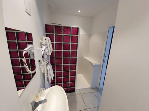 Standard Triple Room | Bathroom | Shower, free toiletries, hair dryer, towels