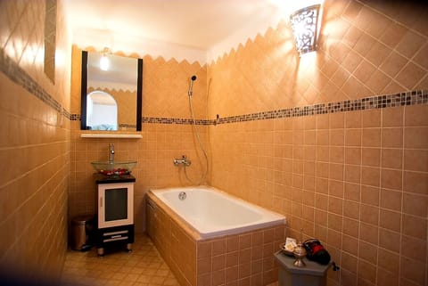 Comfort Double Room | Deep soaking bathtub