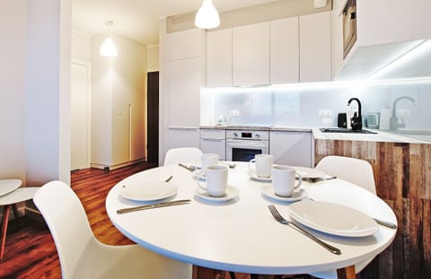 Apartment, Balcony (Stellar) | Private kitchenette | Fridge, microwave, oven, stovetop