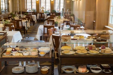 Daily buffet breakfast for a fee