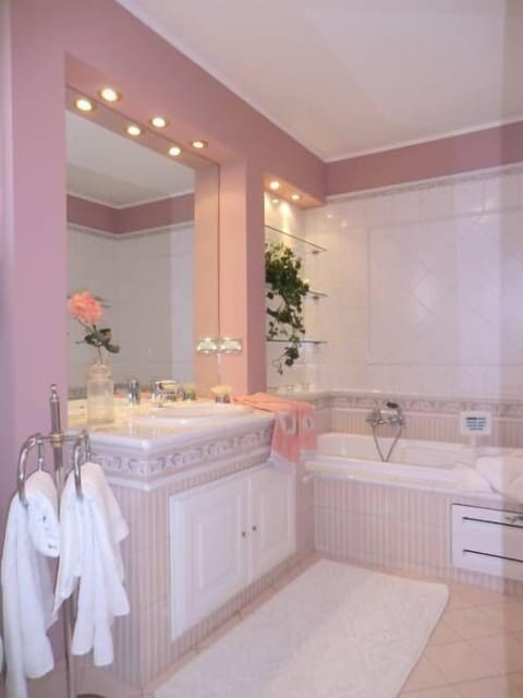 Standard Double Room, Garden View | Bathroom | Combined shower/tub, free toiletries, hair dryer, bathrobes