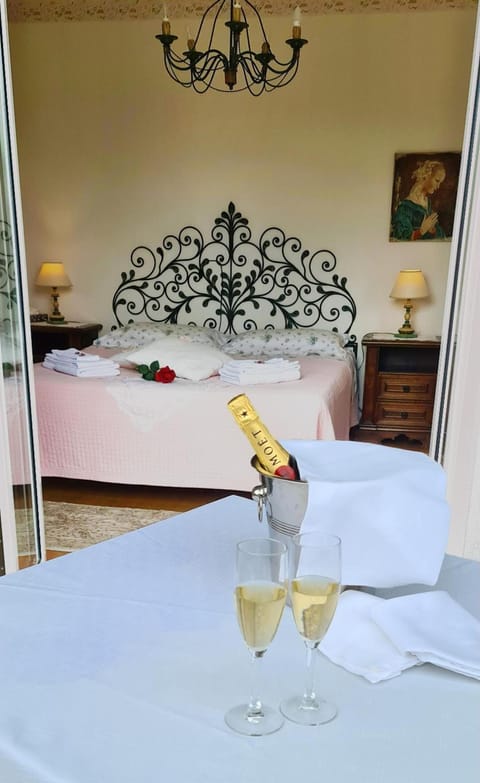 Premium bedding, desk, cribs/infant beds, rollaway beds