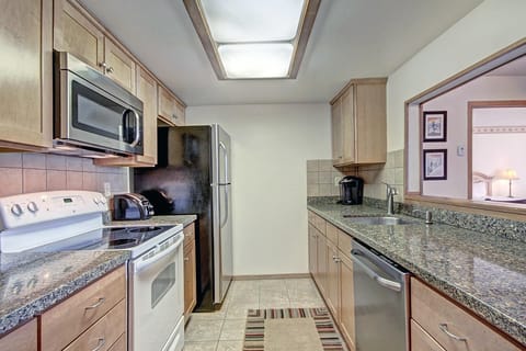 Condo, 1 Bedroom | Private kitchen | Fridge, oven, coffee/tea maker, toaster