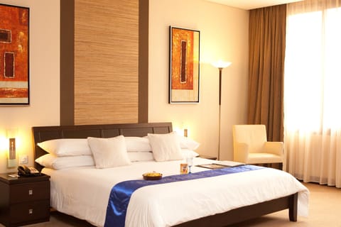 Room, 1 Queen Bed, Non Smoking, City View | Premium bedding, in-room safe, desk, blackout drapes