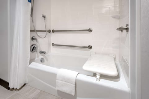 Combined shower/tub, designer toiletries, towels