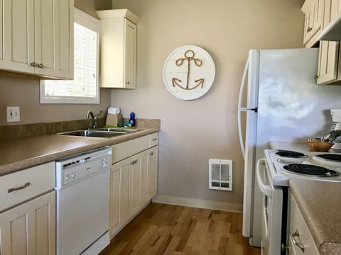 Condo, 1 Queen Bed, Kitchen (Pet Friendly) | Private kitchen | Fridge, microwave, oven, coffee/tea maker