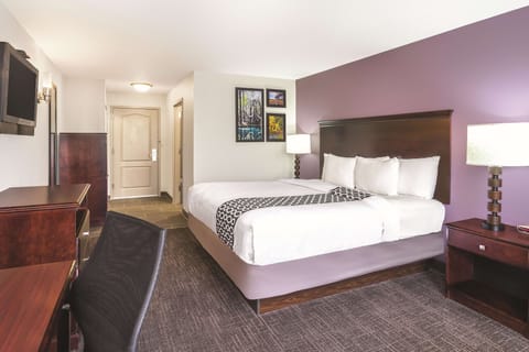 Room, 1 King Bed, Non Smoking | Premium bedding, pillowtop beds, desk, blackout drapes