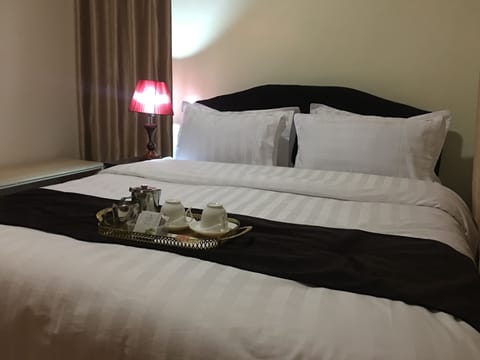 Design Double Room, 1 Queen Bed | Egyptian cotton sheets, premium bedding, Select Comfort beds, desk