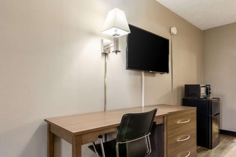 Standard Room, 1 King Bed, Non Smoking | Cribs/infant beds, rollaway beds, free WiFi, bed sheets