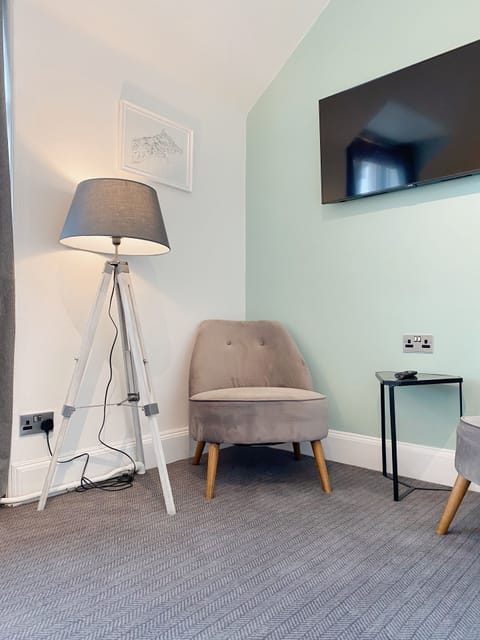 Classic Room, 1 Queen Bed | Individually decorated, iron/ironing board, free WiFi, bed sheets