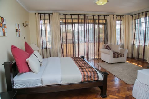 Deluxe king room with balcony and Jacuzzi | Desk, blackout drapes, iron/ironing board, free WiFi