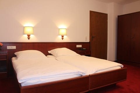 Economy Double or Twin Room | In-room safe, desk, rollaway beds, free WiFi