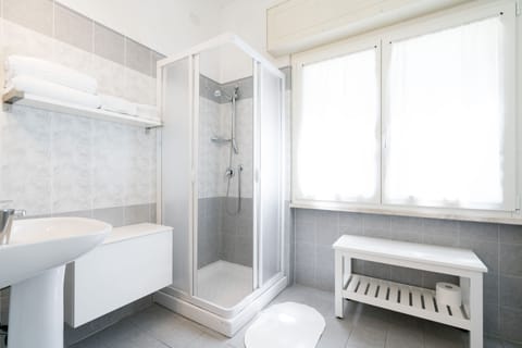 Classic Double Room, Garden View | Bathroom | Shower, free toiletries, hair dryer, bidet