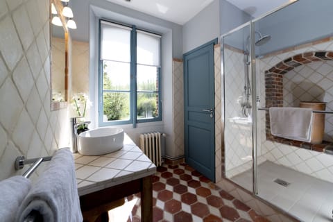 Comfort Room, 1 Queen Bed | Bathroom | Free toiletries, hair dryer, towels